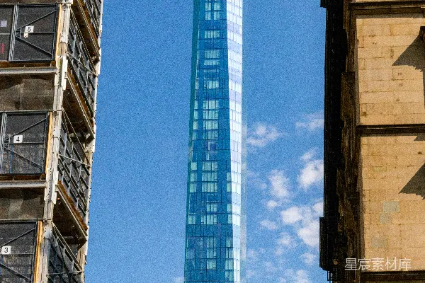 高清摄影 高大的蓝色摩天大楼矗立在老旧建筑之间