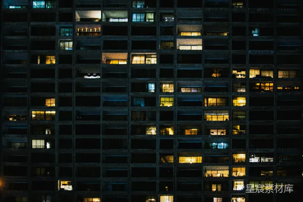 高清摄影 夜晚的公寓楼窗户发出光芒
