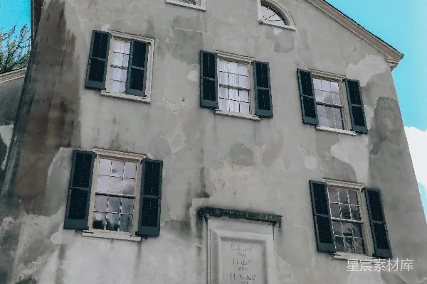 高清摄影 有着深色百叶窗的历史建筑与湛蓝的天空相映成趣。