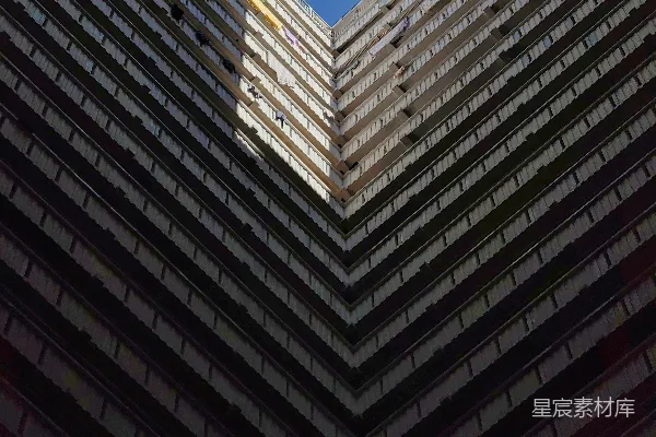 高清摄影 仰望蓝天下的V型建筑