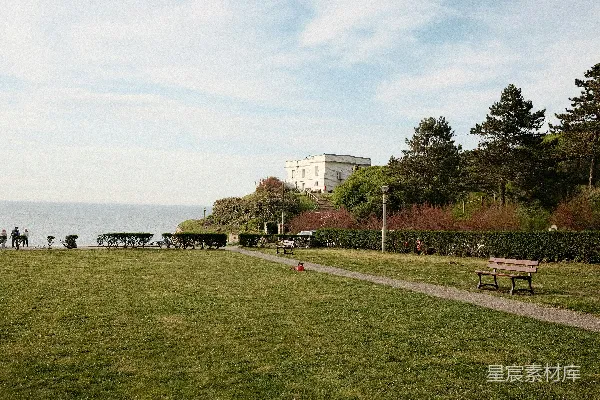 高清摄影 海滨公园，山上建筑俯瞰海洋
