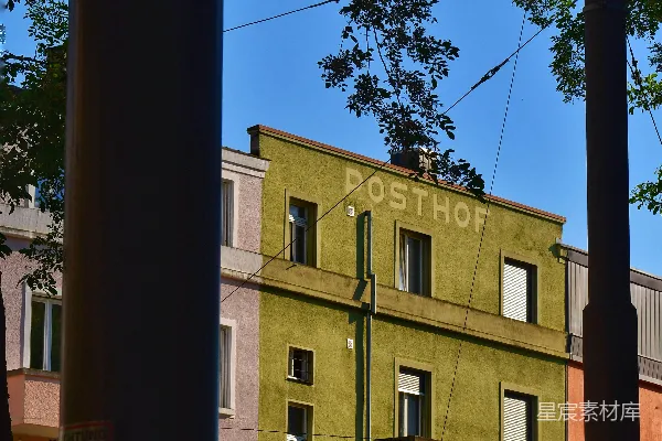 高清摄影 一座绿色的“posthof”建筑映衬在蓝天之下。