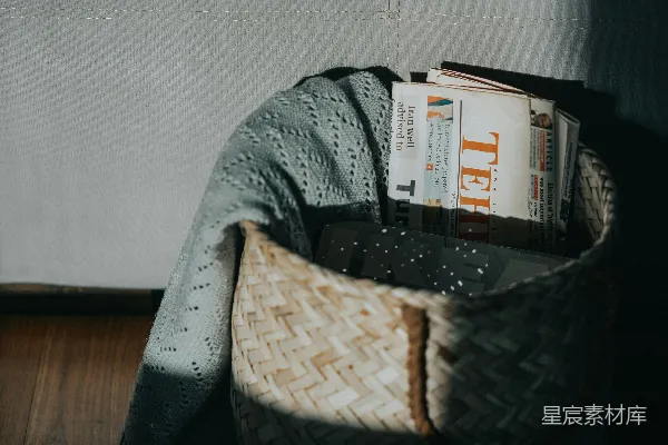 高清摄影 一个装满书的篮子放在木制地板上。