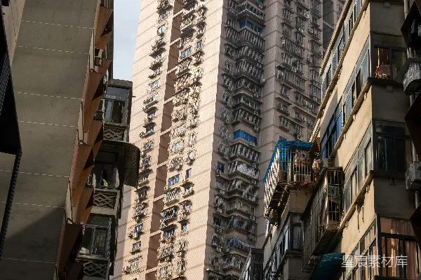 高清摄影 狭窄城市街道上的高层公寓楼。