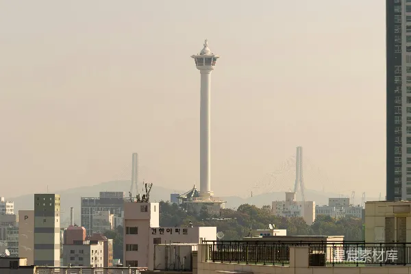 高清摄影 高塔俯瞰着雾蒙蒙的城市景观，建筑物依稀可见。