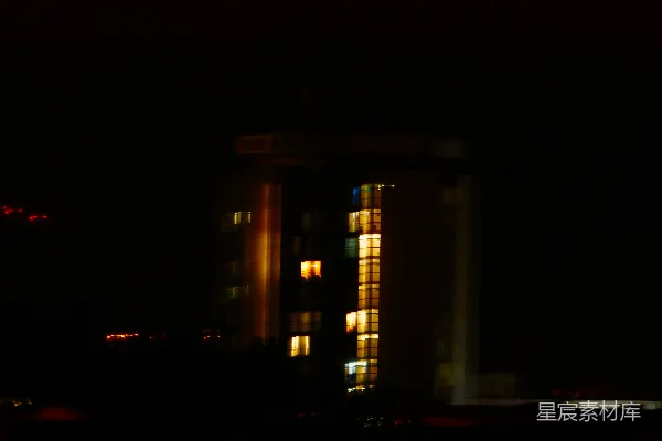 高清摄影 夜晚窗户亮起灯光的建筑。