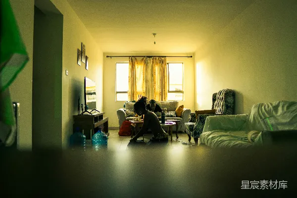 高清摄影 在温馨的灯光下，客厅里的人们。