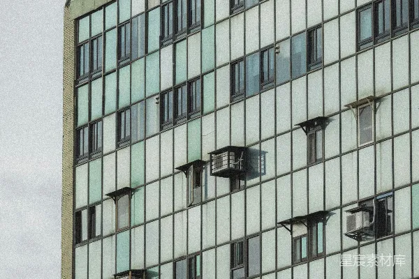 高清摄影 现代化的玻璃建筑，有许多窗户和空调。