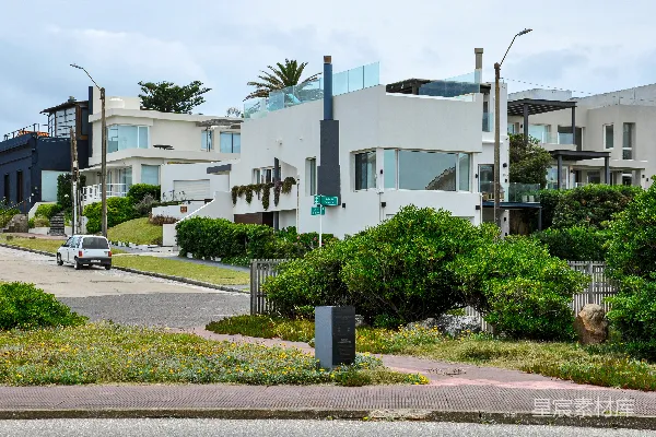 高清摄影 沿海公路旁的现代化白色房屋