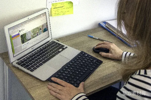 高清摄影 MacBook Air放在棕色木桌上