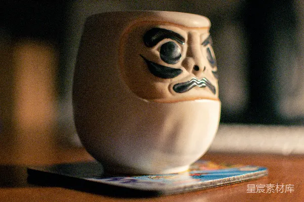 高清摄影 一个有脸图案的咖啡杯