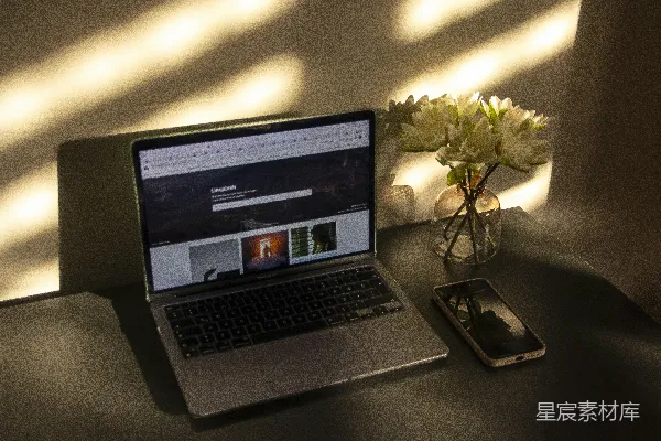 高清摄影 一台笔记本电脑和一部手机放在桌子上。