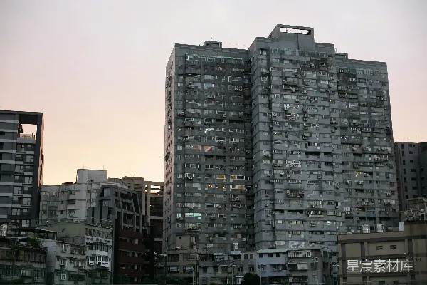高清摄影 一座高耸、风化严重的公寓楼矗立在天空下。