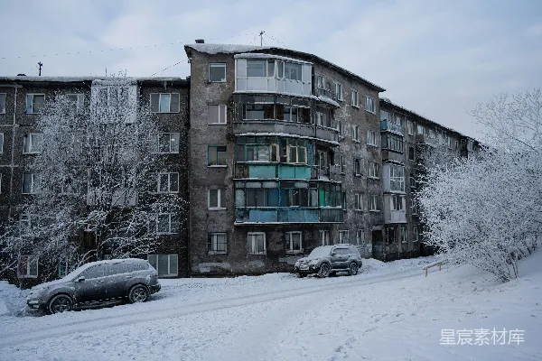 高清摄影 在积雪覆盖的冬日风景中，有一座公寓大楼。