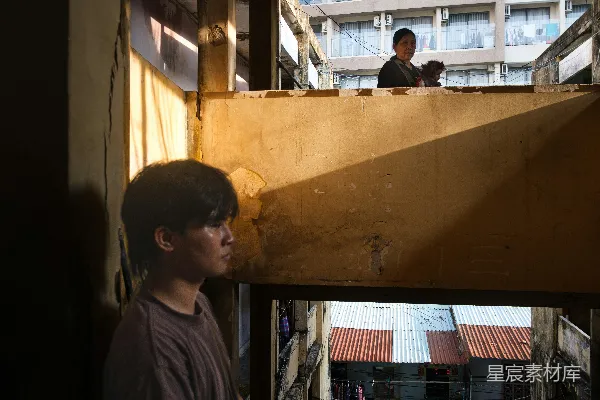 高清摄影 一个人从窗口向外看，另一个人站在上面。