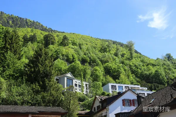 高清摄影 现代化和传统建筑坐落在生机勃勃的绿色山坡上。