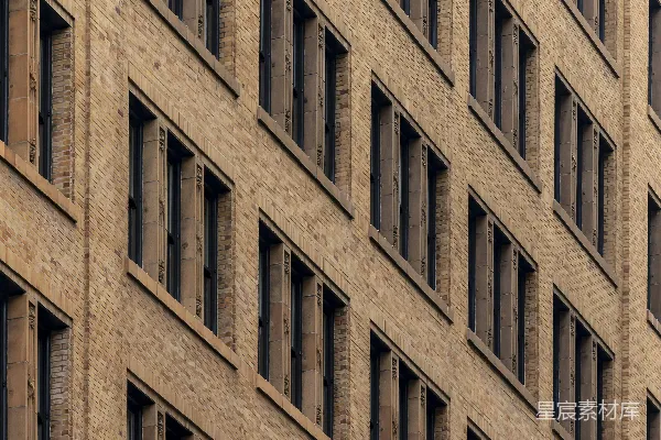 高清摄影 一排排窗户在砖砌建筑的外墙上。