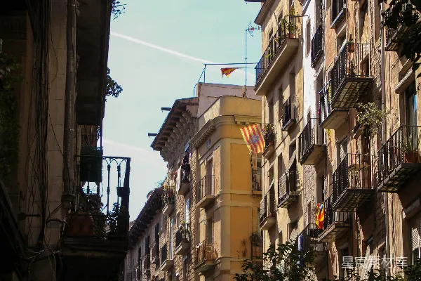 高清摄影 狭窄的街道两旁是排列整齐的建筑物，挂着旗帜。
