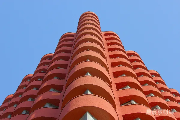 高清摄影 现代橙色建筑，弯曲的阳台在蓝天背景下
