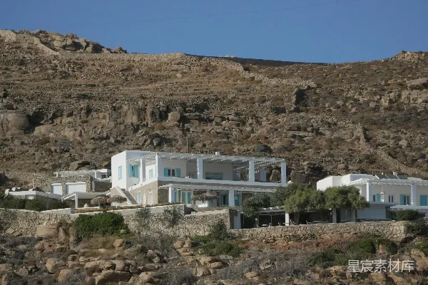 高清摄影 建在岩石山坡上的现代白色别墅。