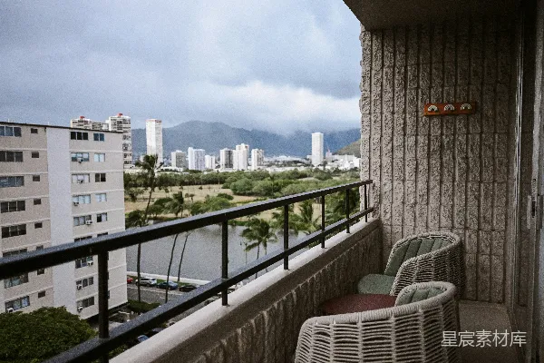 高清摄影 阳台上有椅子，俯瞰着城市、运河和山脉。