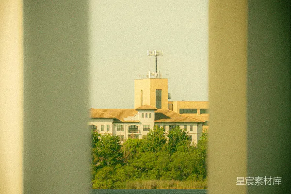 高清摄影 依水而建，树木环绕，天空如画