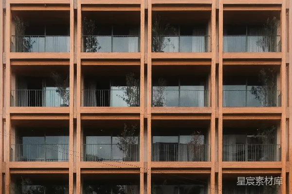 高清摄影 现代建筑外立面，带有重复的木质阳台。