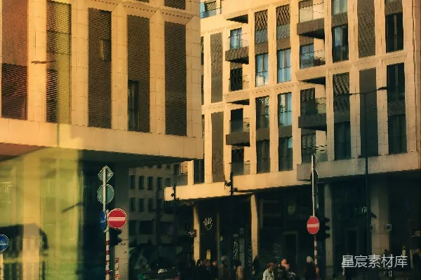 高清摄影 城市街道，现代建筑林立，行人穿梭其间。
