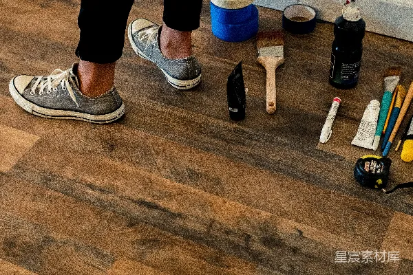 高清摄影 穿黑色裤子和黑白耐克运动鞋的人站在棕色木地板上。