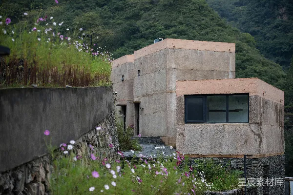 高清摄影 山坡上的现代建筑，周围有鲜花和青山。