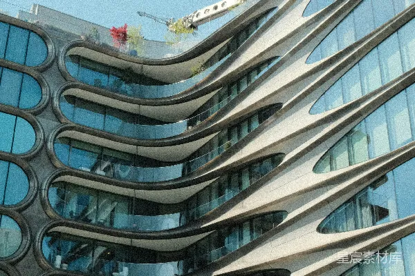 高清摄影 现代化建筑，拥有独特的波浪形外墙和许多玻璃窗。