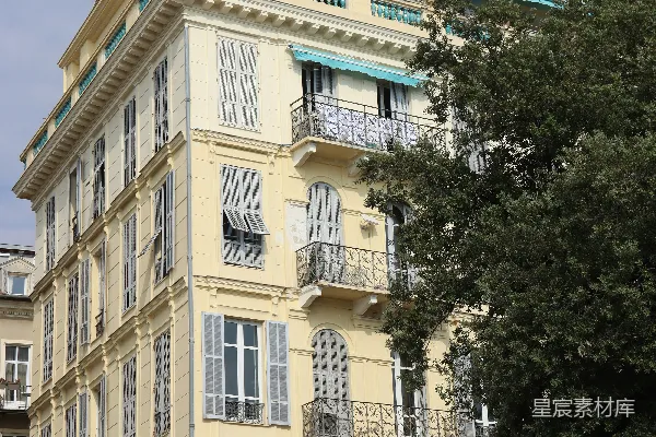 高清摄影 一座高大的黄色建筑，有许多窗户和阳台。