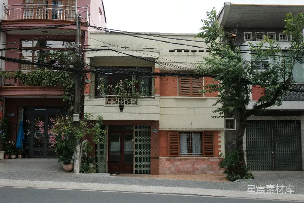 高清摄影 三条色彩斑斓的建筑沿着一条街道排列，两旁树木成荫。