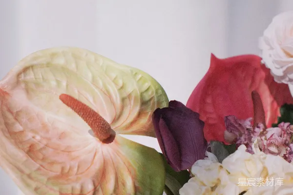 高清摄影 桌子上粉红色花瓶里的花束