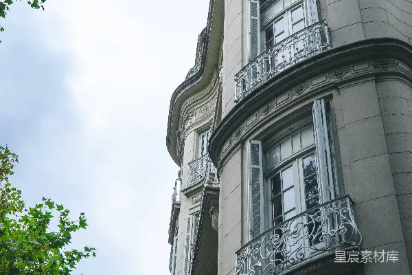 高清摄影 精美的建筑外立面，带有阳台和树木。