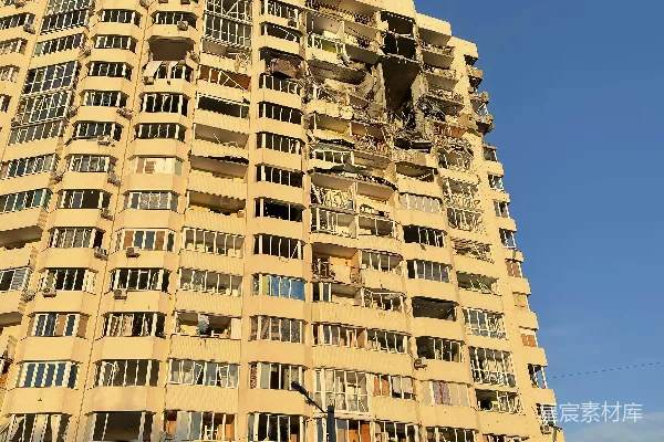 高清摄影 一座高大的建筑，有许多窗户和阳台。