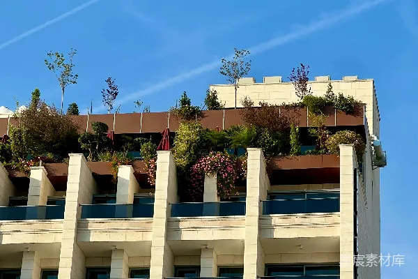 高清摄影 现代建筑，带有屋顶花园和蓝天