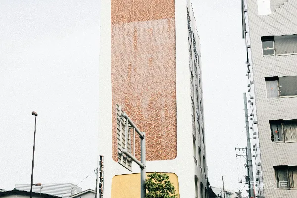 高清摄影 现代建筑，砖砌外墙，位于城市街道上