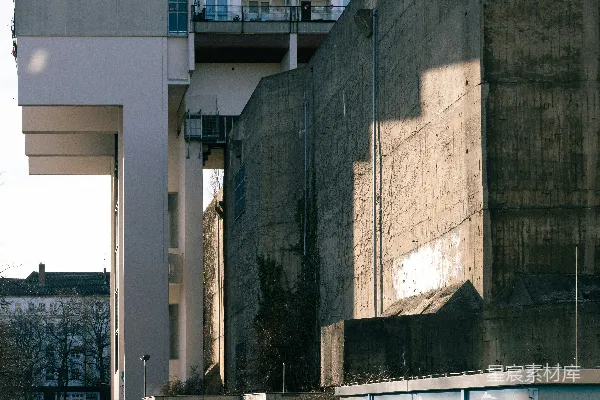 高清摄影 现代化的混凝土建筑，带有跑道。
