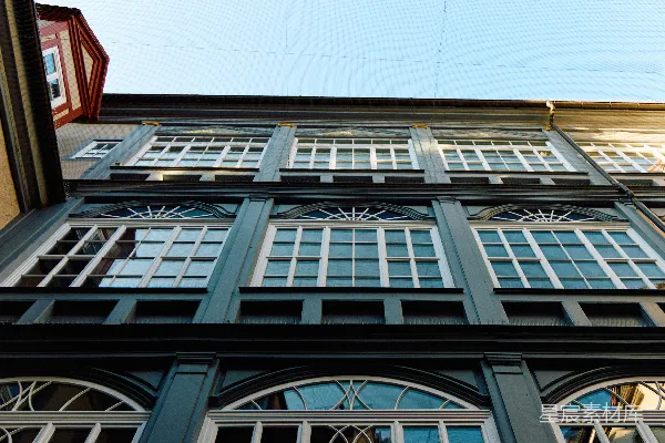 高清摄影 带有许多窗户和建筑细节的建筑外墙