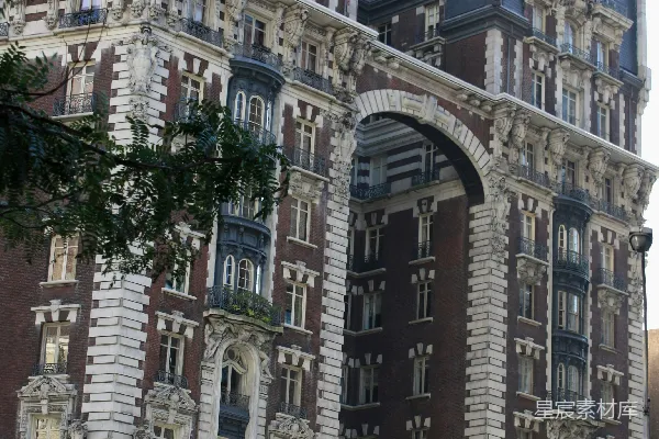 高清摄影 装饰华丽的建筑，有一个大拱门和黑色屋顶。
