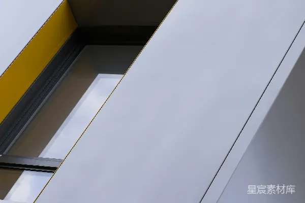 高清摄影 现代建筑外墙，带有对角线和窗户。