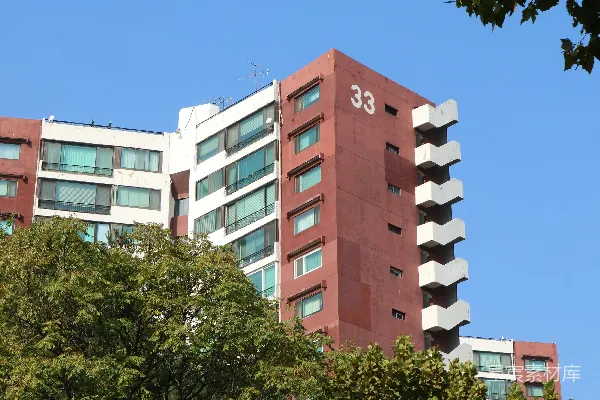高清摄影 现代化公寓楼，外墙为红白相间。