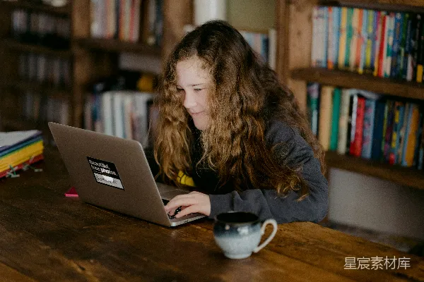 高清摄影 穿着黑色夹克的女士在使用MacBook Pro。