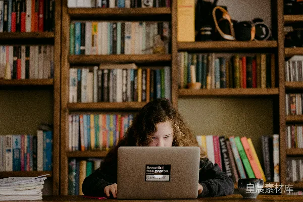 高清摄影 穿着黑色长袖衬衫的女人使用着MacBook。