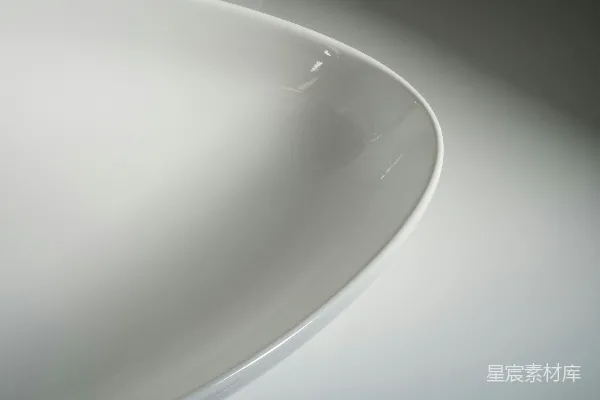 高清摄影 一张桌子上的白色碗的特写照片