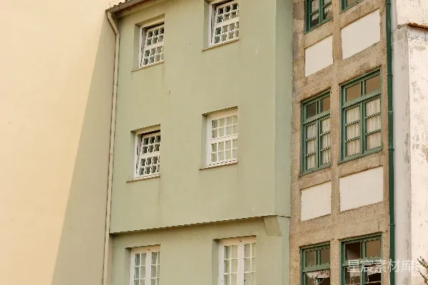 高清摄影 绿色建筑，带有白色窗户和阳台
