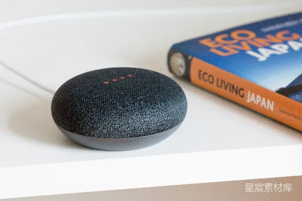 高清摄影 木炭 Google Mini 放在白色表面上