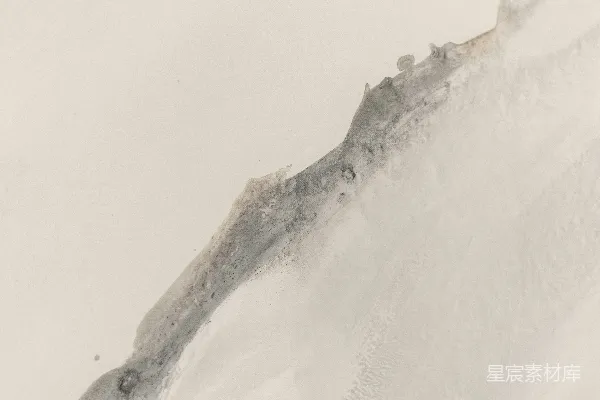高清摄影 一个男人在雪覆盖的斜坡上滑雪板。