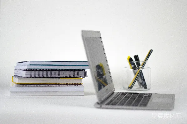 高清摄影 苹果MacBook Pro 在白色桌子上